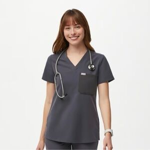 Figs women’s catarina one pocket scrub top (small) in charcoal